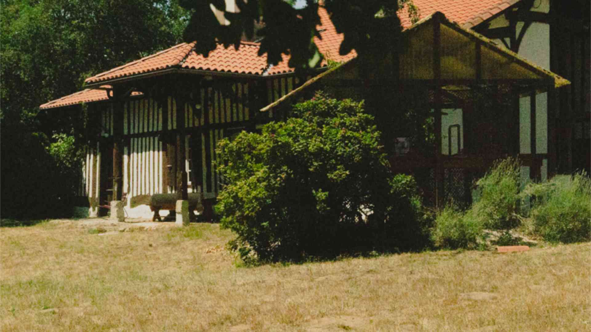 Photo du moulin sur le coté avec sa grande batise