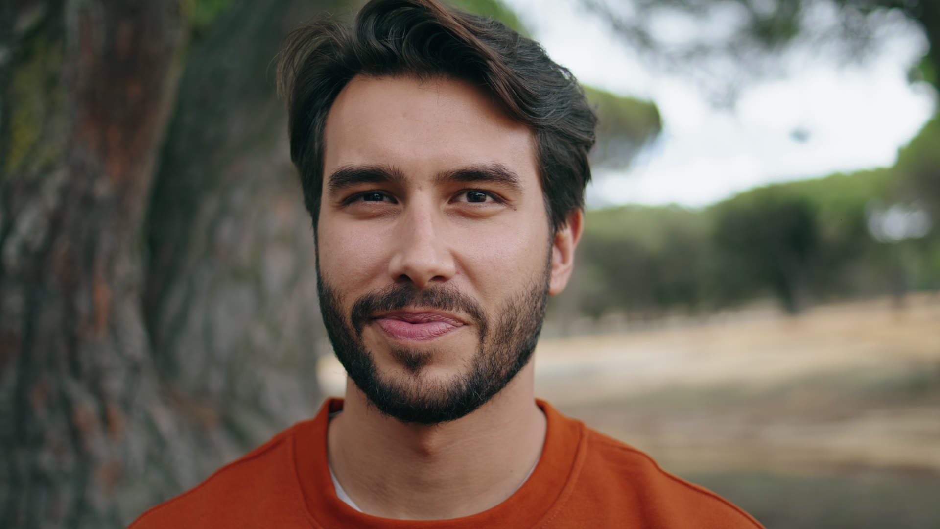 Photo d'un homme dans un espace verdoyant 