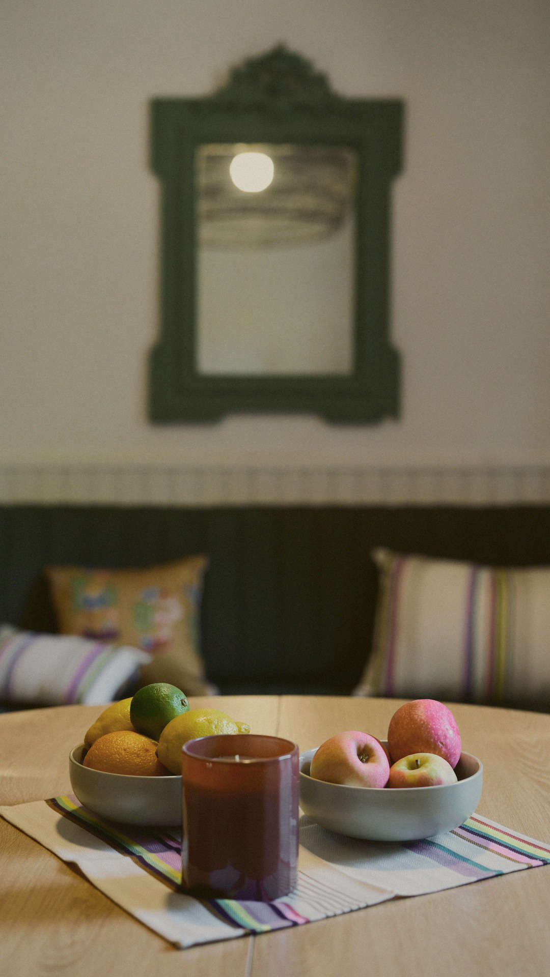 Une corbeille de fruits posée sur une table.