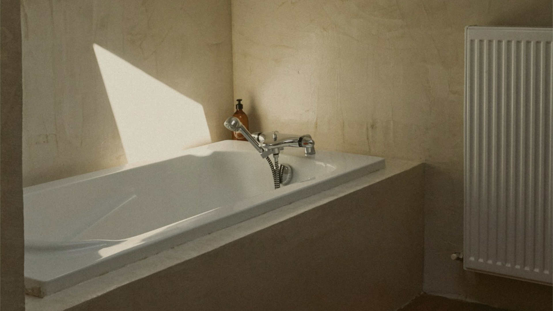 Photo d'une des salles d'eau du moulin notammenet celle avec sa baignoire